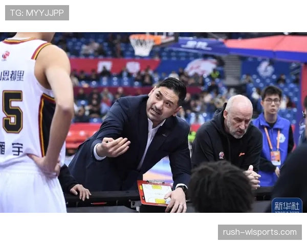 为什么裁判有时不吹犯规？揭秘“有利进攻原则”的判罚逻辑